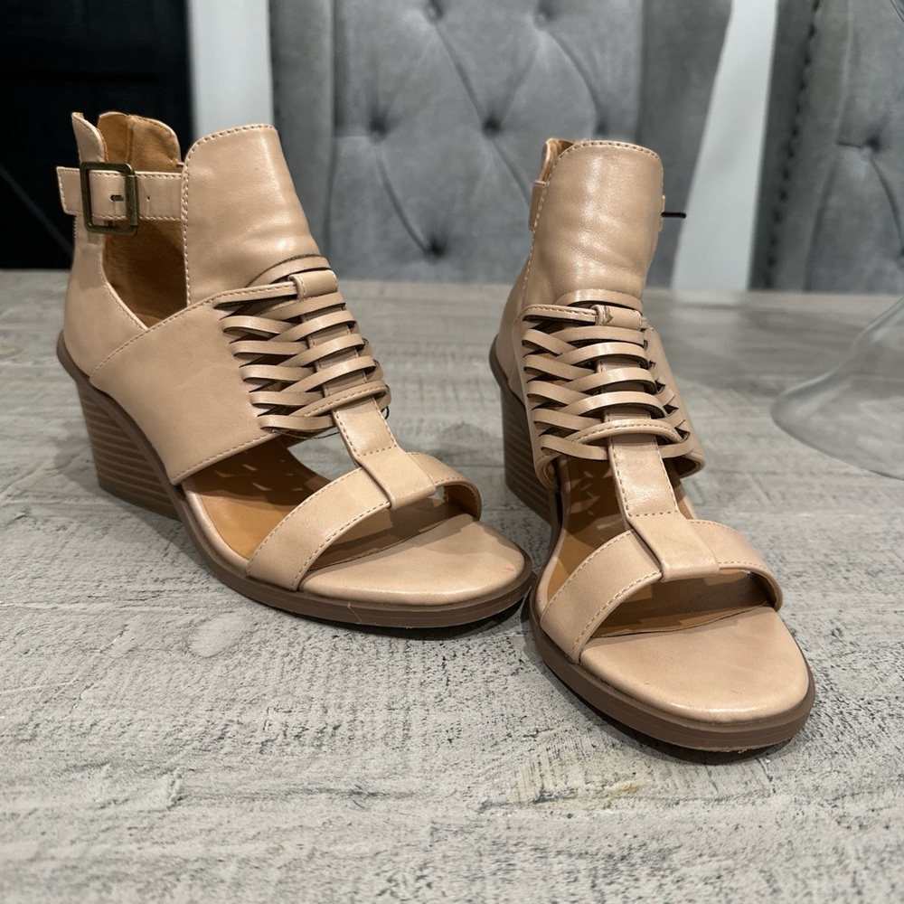 New Maurices Elegant Tan Wedge Sandals size 7